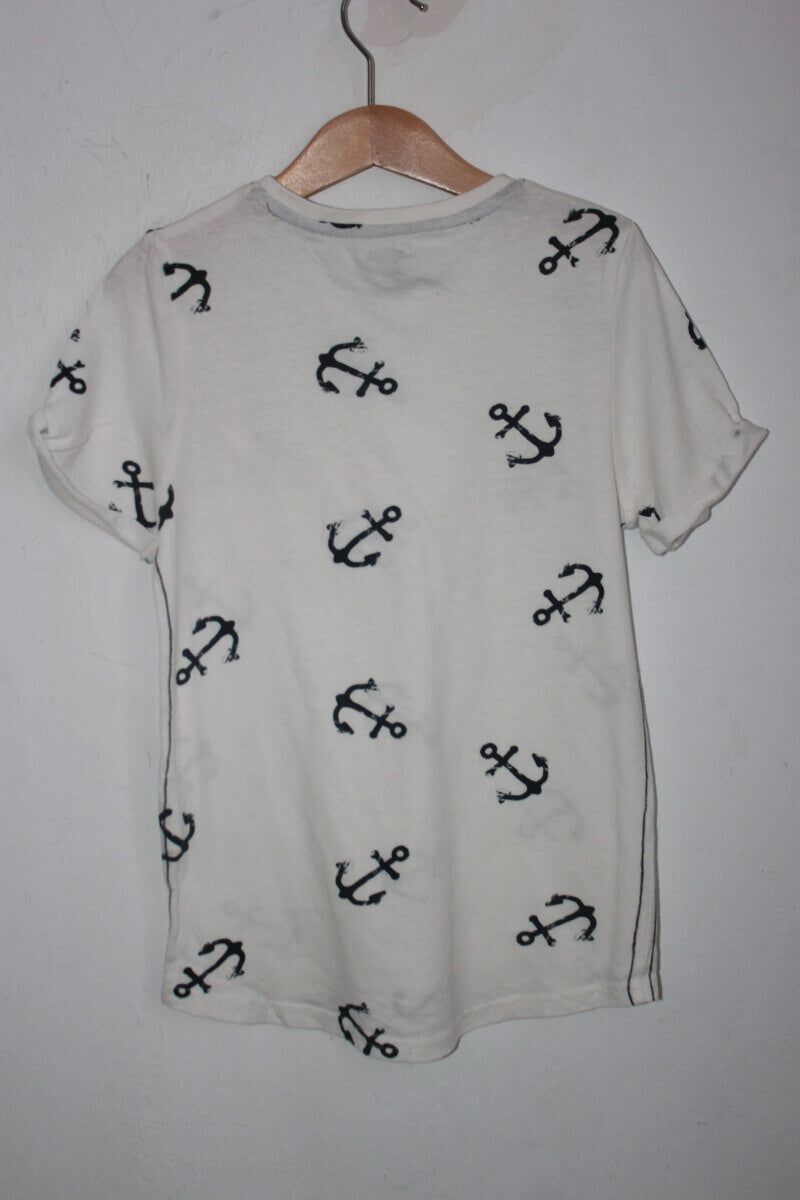 tweedehands katoenen creme t-shirt met donkerblauwe ankers van kiabi in maat 128 voor een jongen