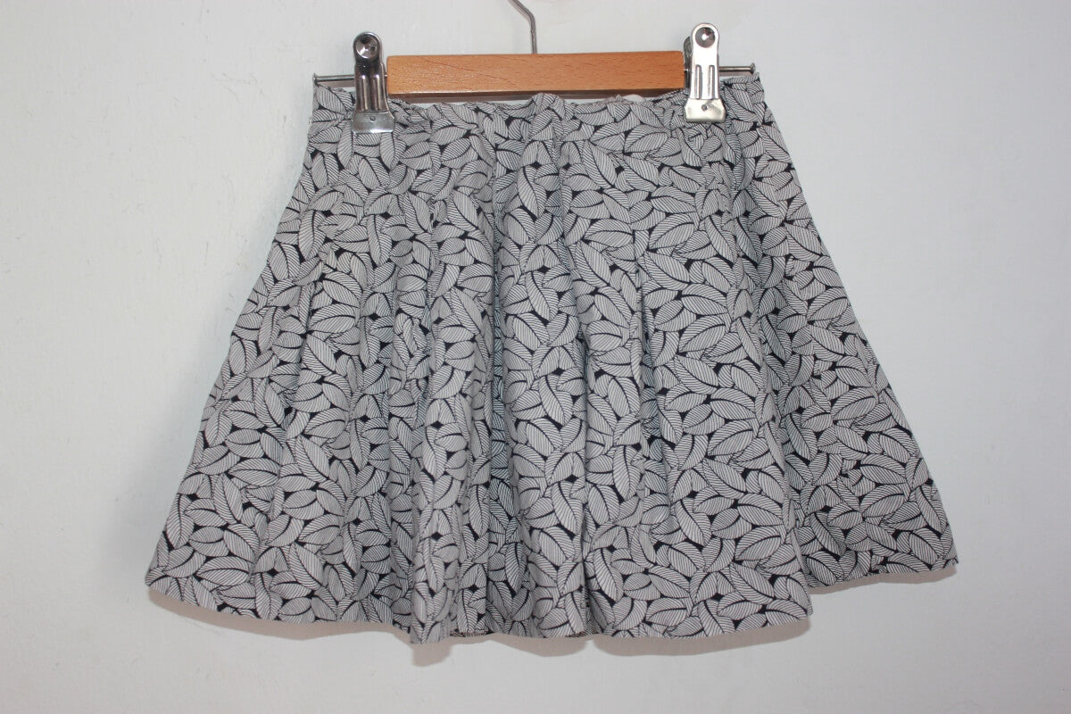 tweedehands zwart met witte katoenen rok met blaadjes van jacadi in maat 104 voor een meisje