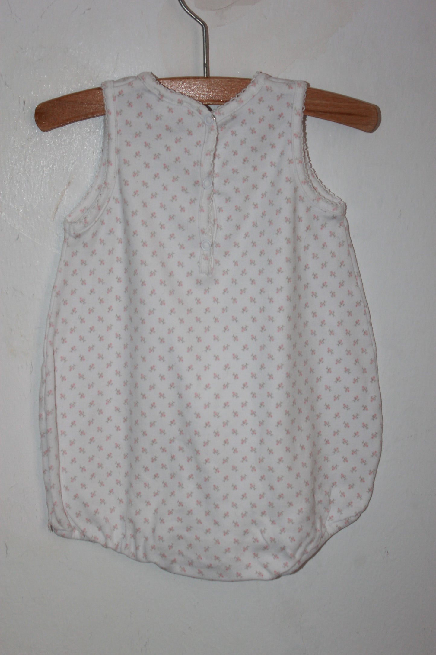 tweedehands katoenen mouwloze witte korte playsuit met roze bloemetjes in maat 68 voor een baby meisje van Jacadi