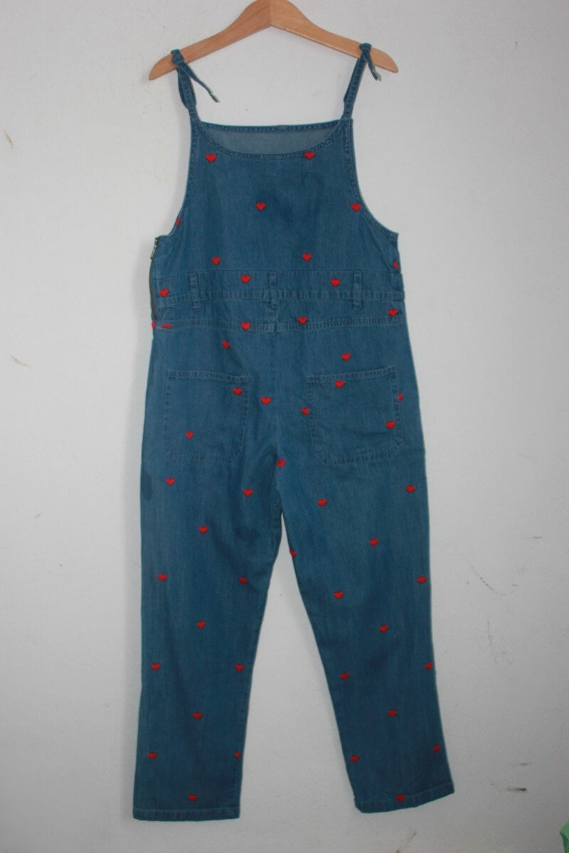 tweedehands katoenen blauwe jumpsuit met rode hartjes in maat 128 voor een meisje van bonton