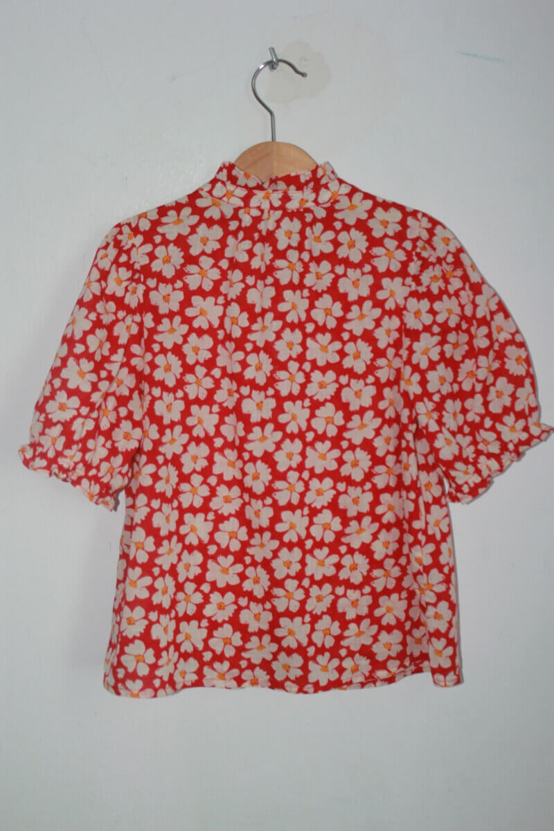 tweedehands katoenen gebloemde blouse in rood, creme en oranje, met korte mouwen in maat 128 voor een meisje van monoprix