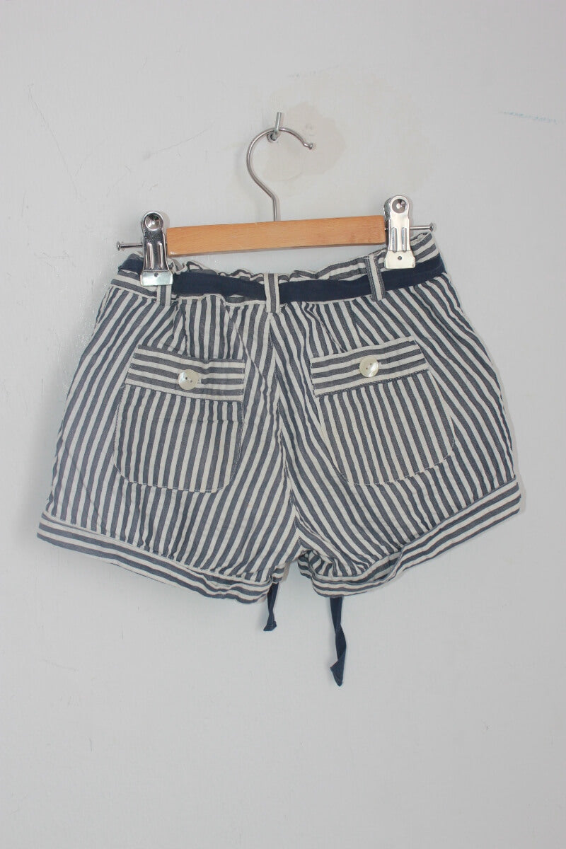 tweedehands katoenen donkerblauw met wit gestreepte zomerse korte broek van bonpoint in maat 122-128 voor een meisje