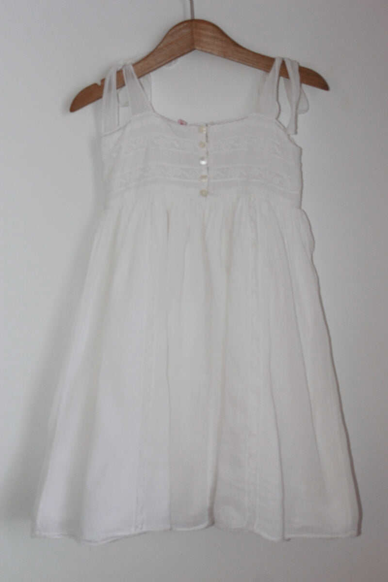 tweedehands katoenen witte zomerse jurk met kant en schouderbandjes van bonpoint in maat 104