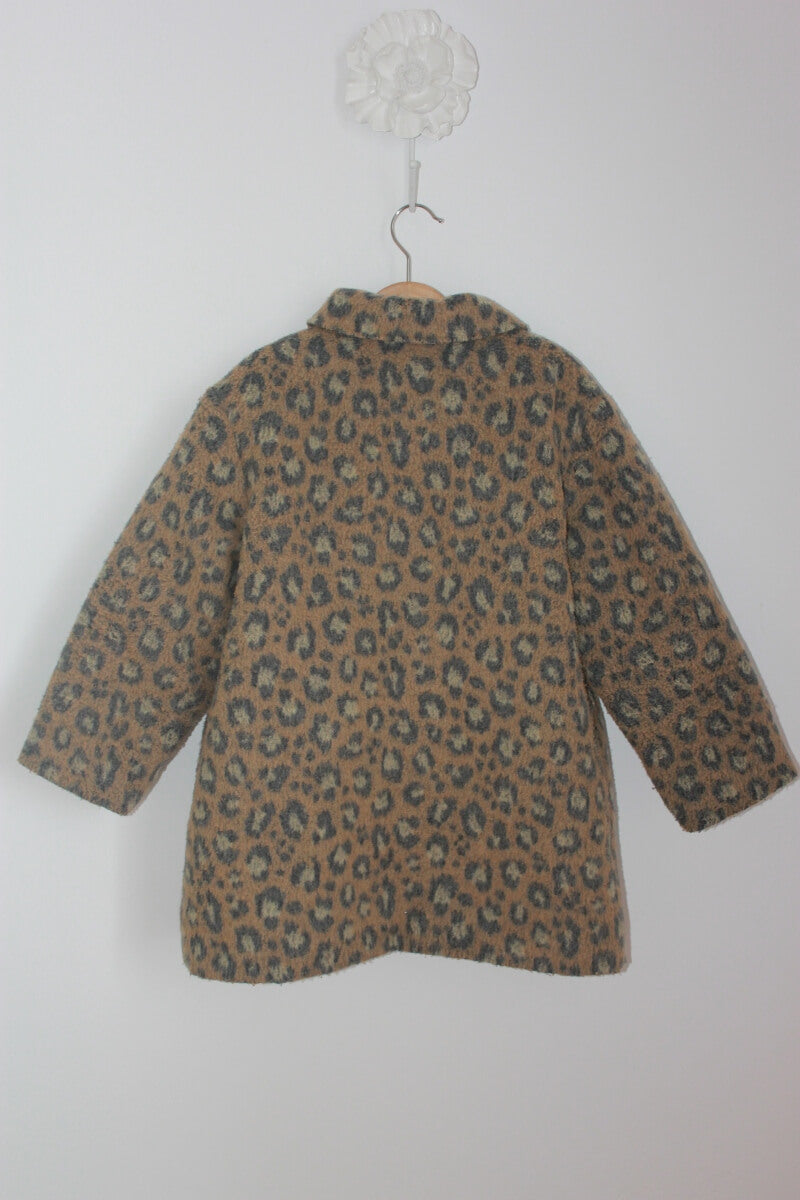 tweedehands winterjas met luipaard print in maat 128 voor een meisje van bonton