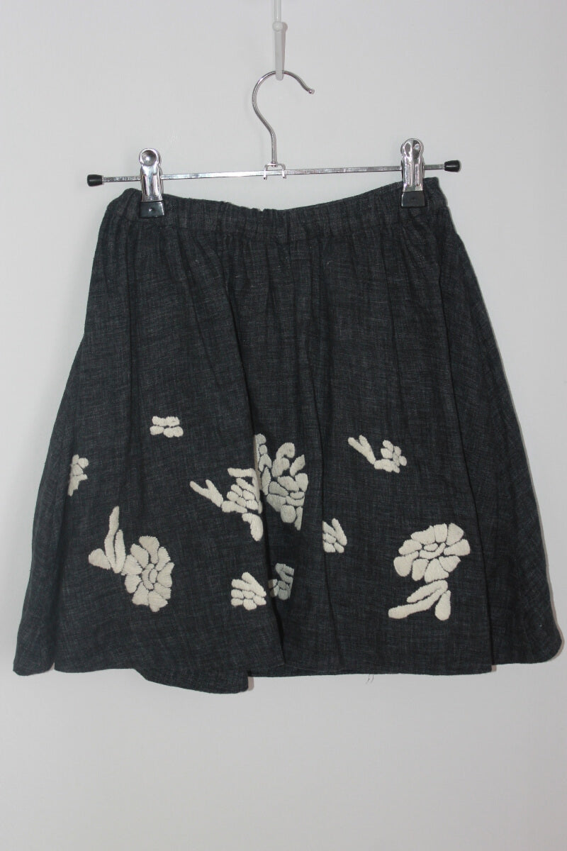 tweedehands donkergrijze rok met ecru geborduurde bloemen van bonpoint in maat 128 voor een meisje