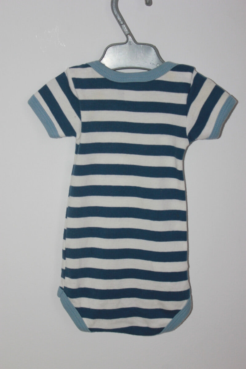 tweedehands katoenen blauw-wit gestreepte romper met korte mouwen van petit bateau in maat 62 voor een baby jongen