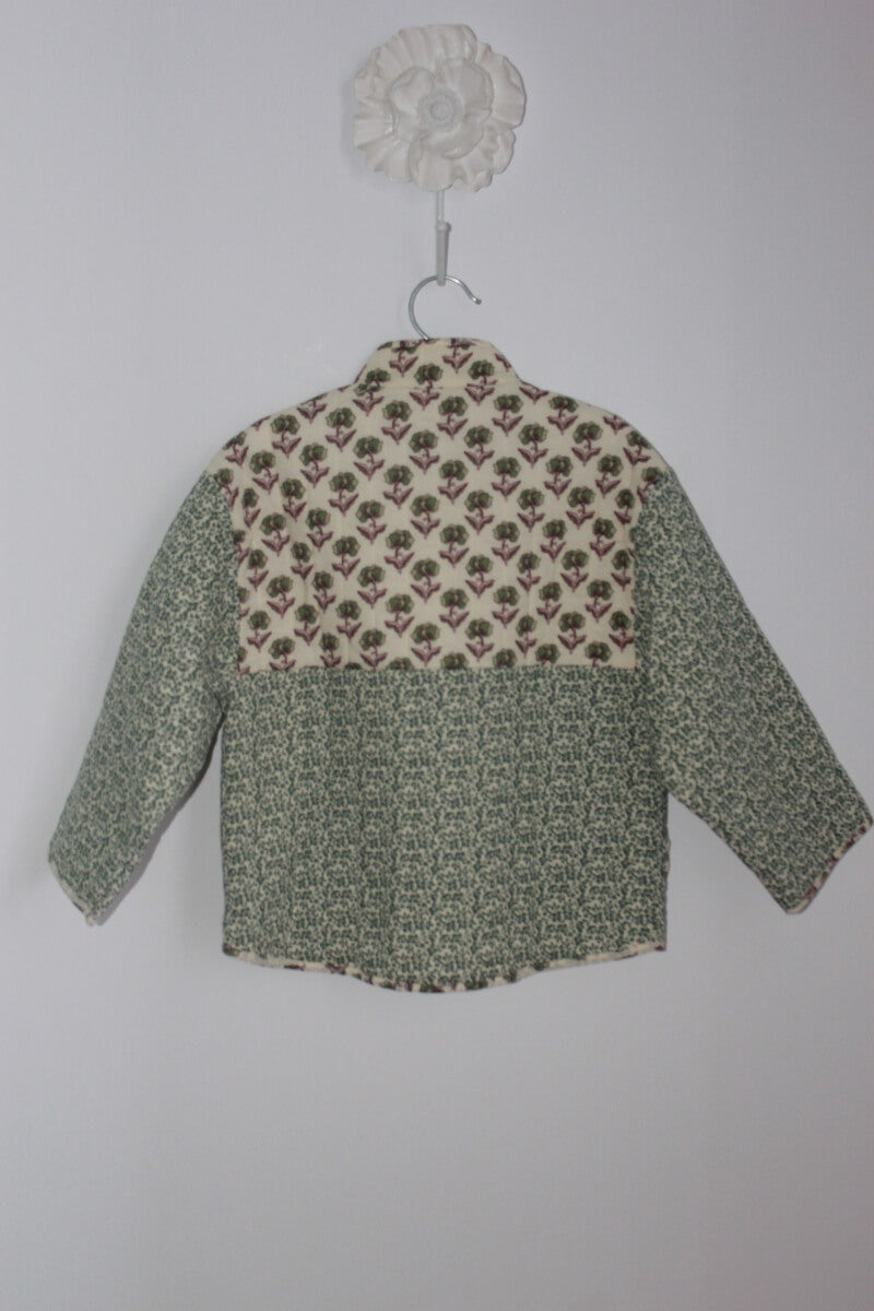 tweedehands katoenen groen met ecru en paars gebloemd jasje, of vest, van monoprix in maat 110 voor een meisje
