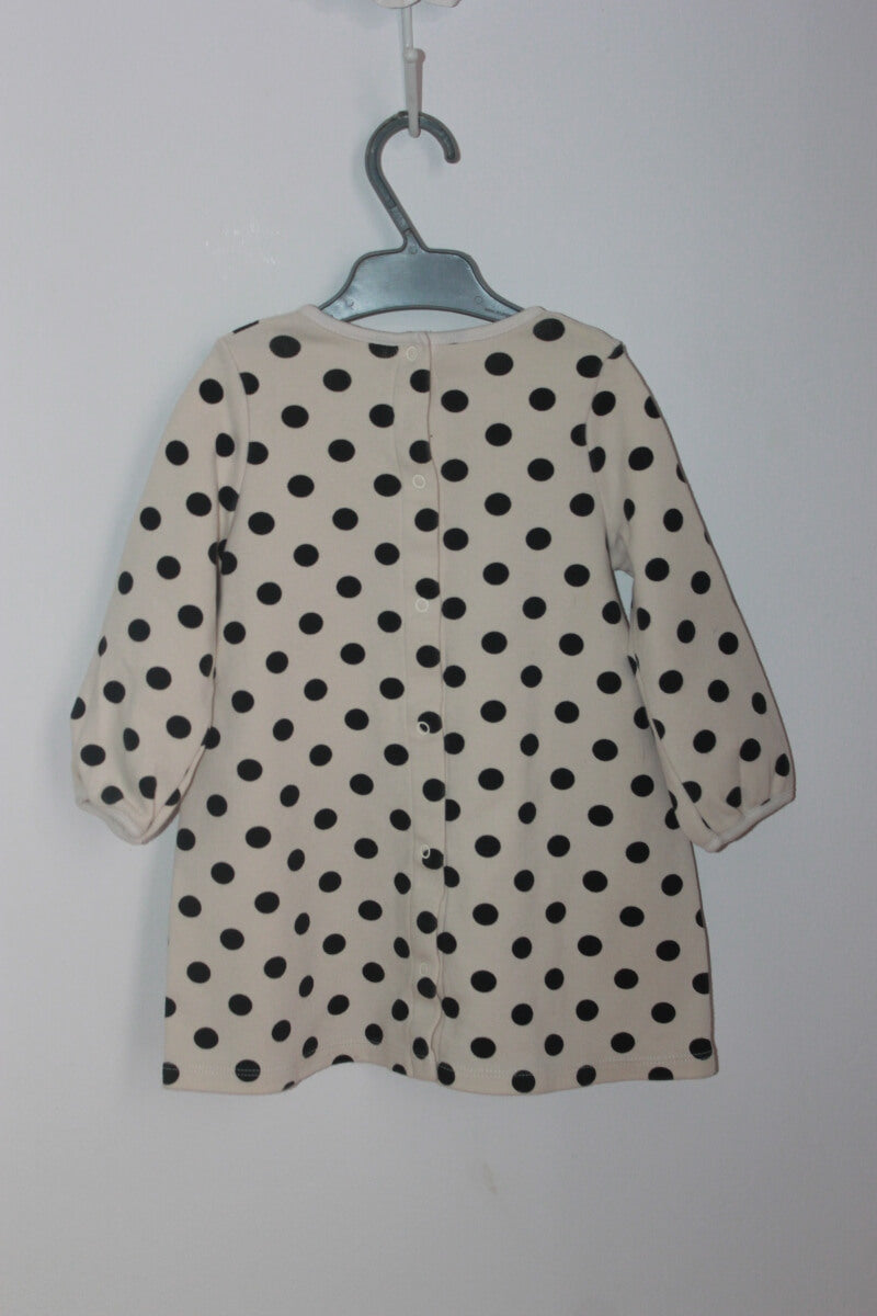 tweedehands winterse creme jurk met zwarte stippen, een volant middenvoor en lange mouwen van petit bateau in maat 74