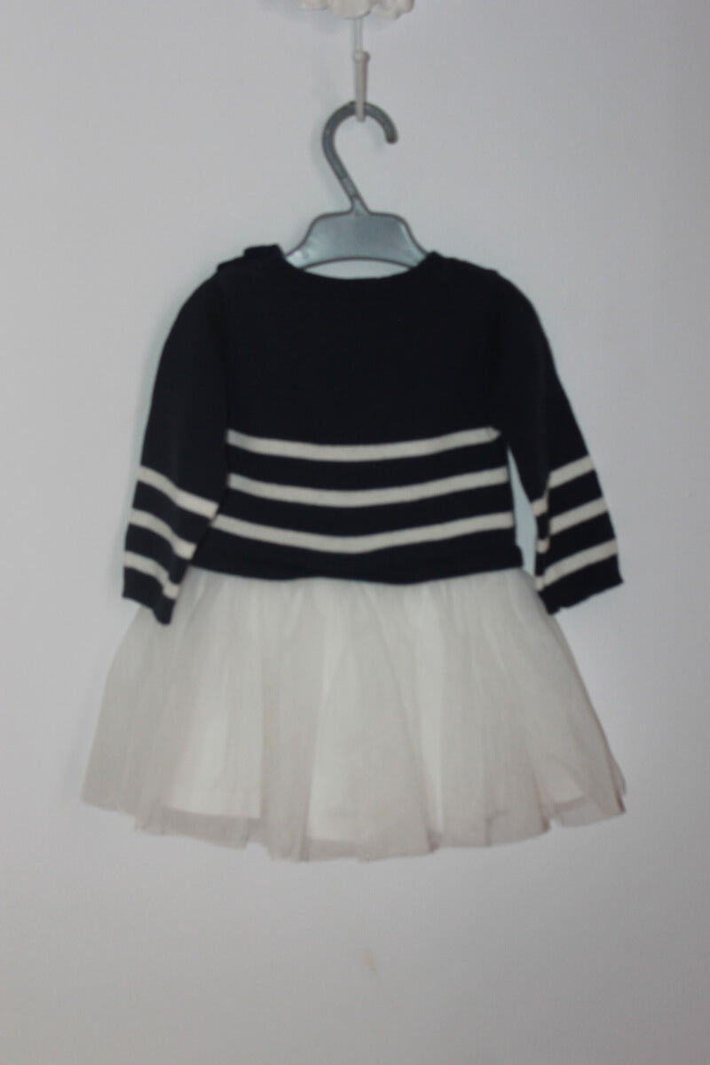 preloved petit bateau jurk met lange mouwen, maat 68. Het gebreide bovendeel is donkerblauw met wit gestreept. Onderkant: wit tule