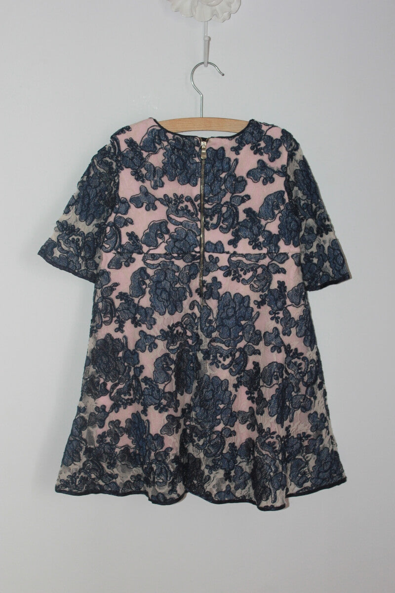 preloved donkerblauwe en creme kanten feestelijke jurk met roze voering en halve mouwen van i pinco pallino in maat 116