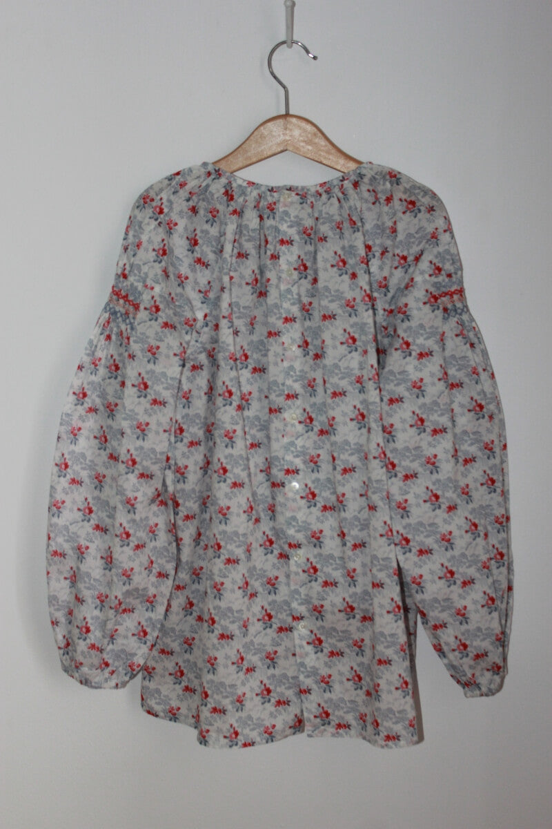 preloved katoenen gesmockte liberty blouse in blauw, rood en wit, met lange mouwen, van bonpoint in maat 152 voor een meisje