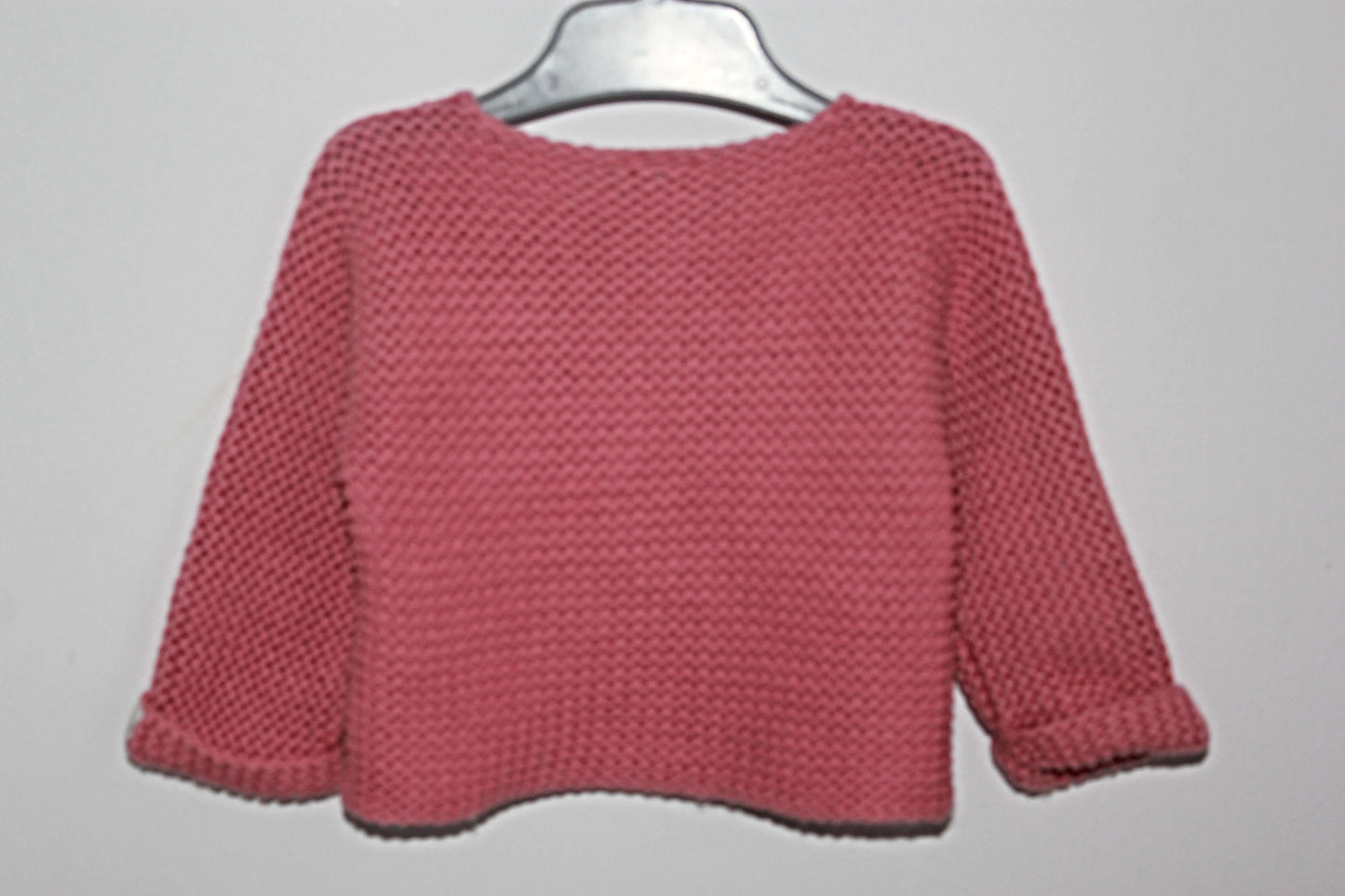 tweedehands koraalroze vest van petit bateau in maat 62 voor een baby meisje. 55% wol en 45% katoen