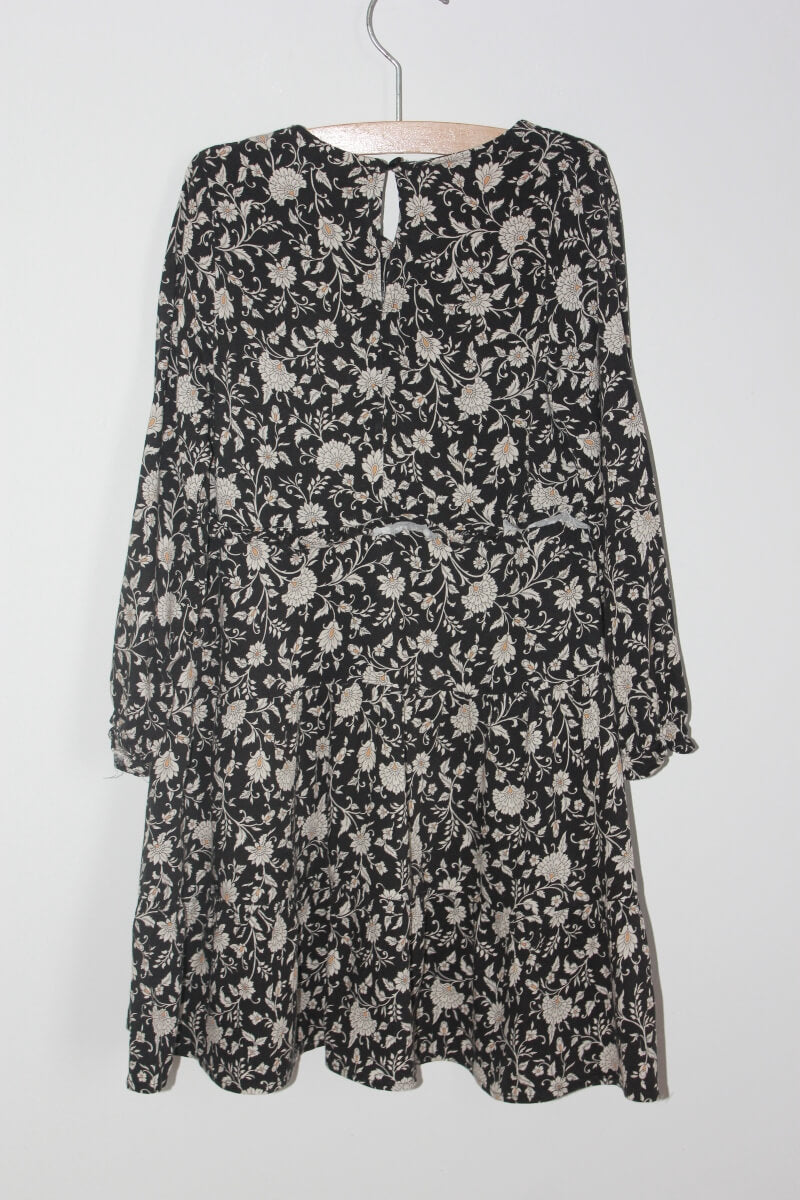 preloved zwarte jurk met witte bloemen, gele details en lange mouwen van zara in maat 116 voor een meisje