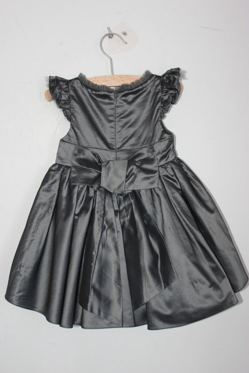 tweedehands-donkergrijze-feestelijke-mouwloze-jurk-volants-bloemen-glitter-maat-86-tartine-et-chocolat