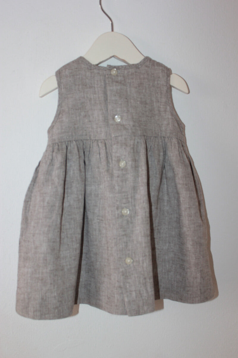 tweedehands-zomerse-beige-wit-gesmockte-mouwloze-jurk-maat-74-gocco