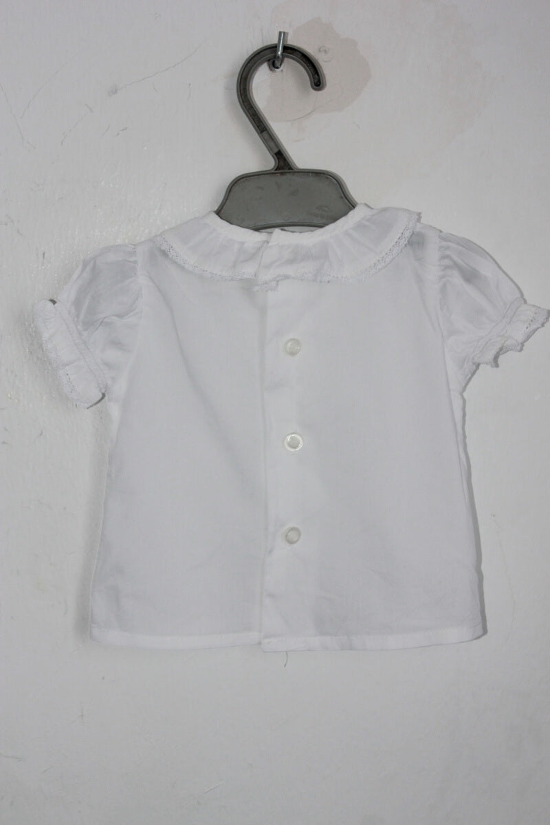tweedehands witte blouse met korte mouwen en volantkraagje in maat 56 voor een baby meisje