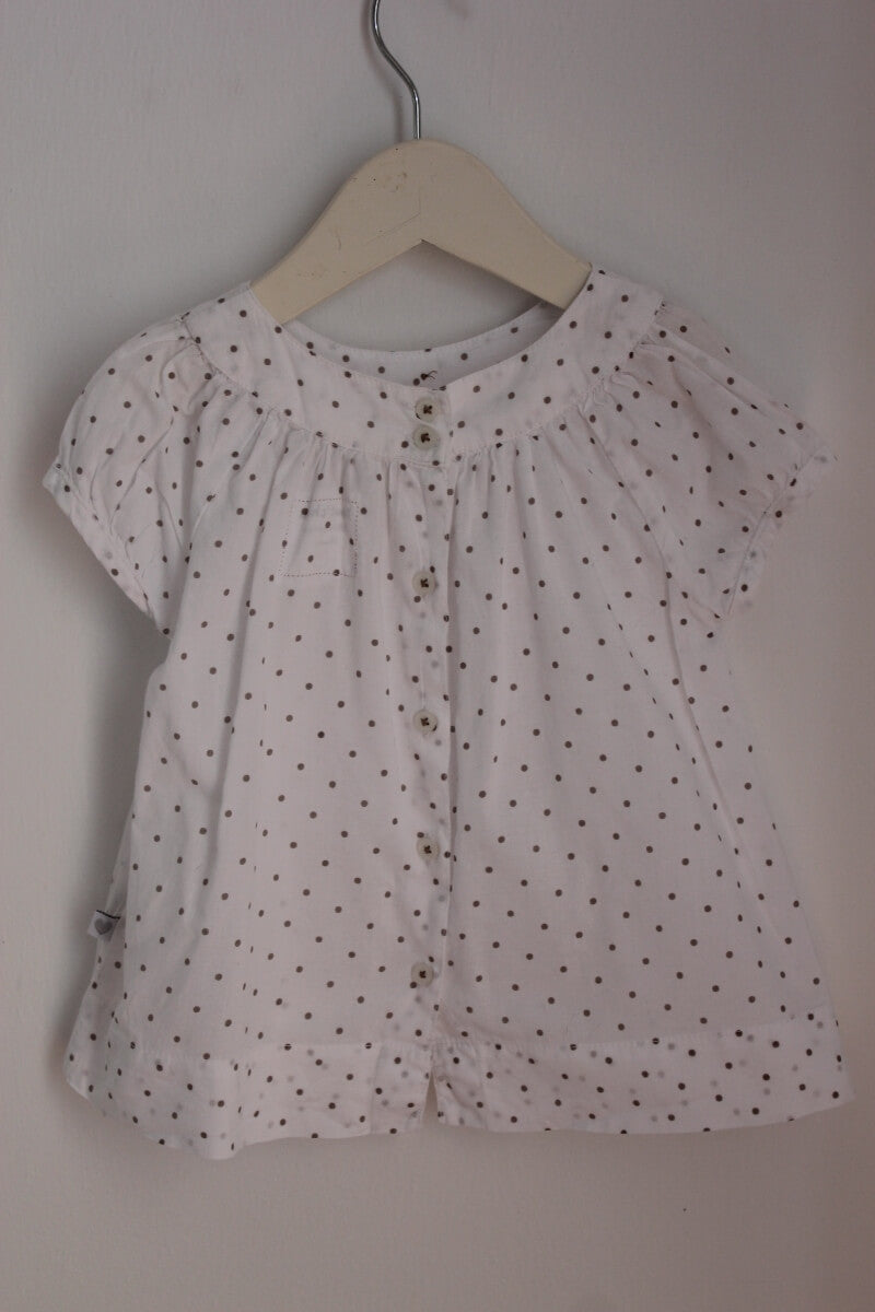 tweedehands katoenen witte blouse met beige stipjes en korte mouwen in maat 80 voor een baby meisje van bout´chou