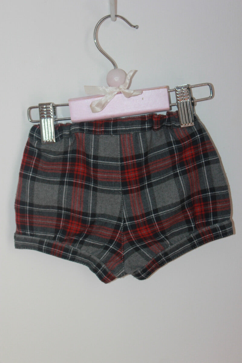 tweedehands winterse grijs met rood geruite korte broek van bout´chou in maat 6-9 maanden voor een baby meisje