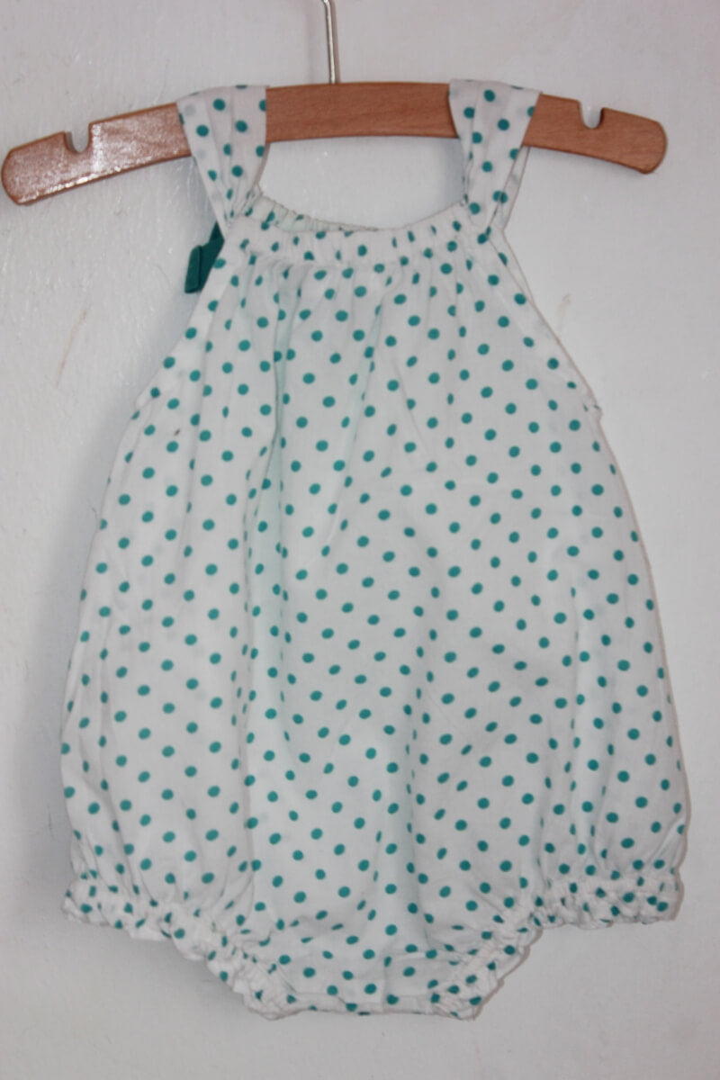 tweedehands katoenen witte zomerse playsuit met groene stippen en schouderbandjes in maat 68 voor een baby meisje van boutchou