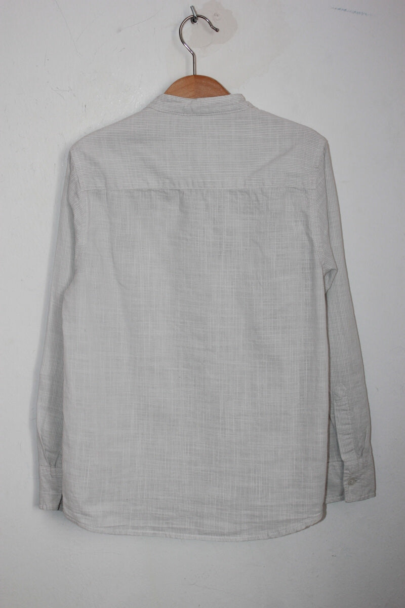 tweedehands zomers katoenen lichtgrijs en wit gestreept overhemd met lange mouwen van dunnes stores in maat 128 voor een jongen