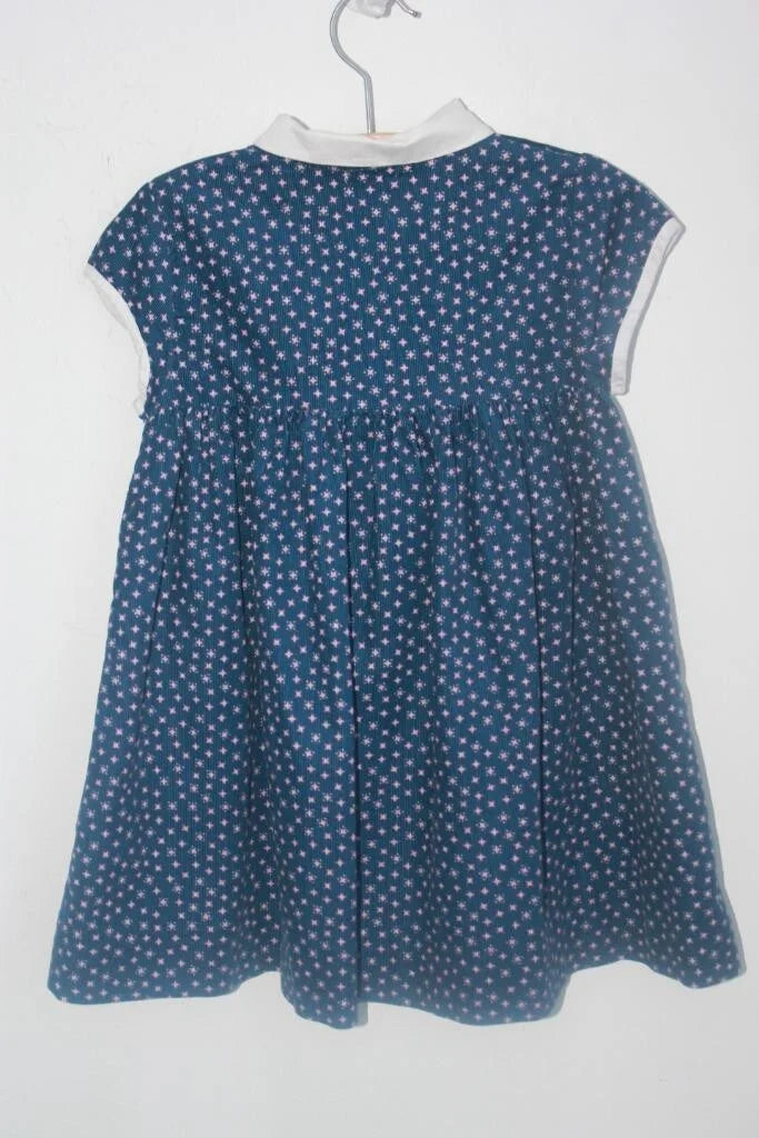 tweedehands katoenen donkerblauwe jurk met wit kraagje, roze sterretjes en korte mouwen in maat 98 van gocco