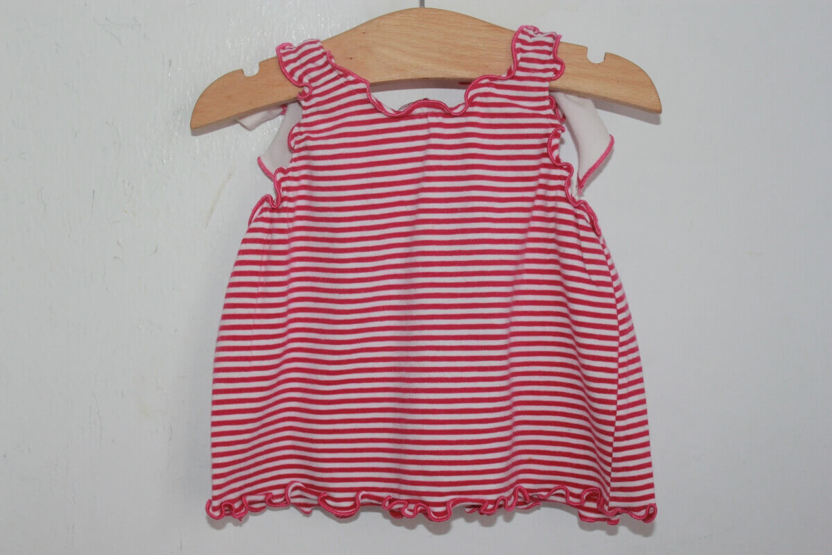 Tweedehands zomerse roze met wit gestreepte mouwloze top in maat 62 voor een baby meisje van il gufo