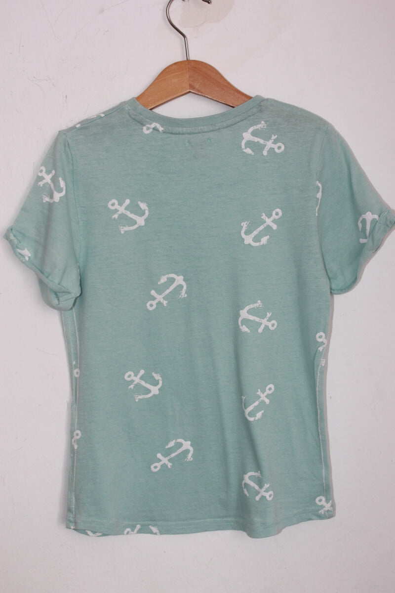 tweedehands katoenen lichtgroen t-shirt met witte ankers en korte mouwen in maat 128 van kiabi