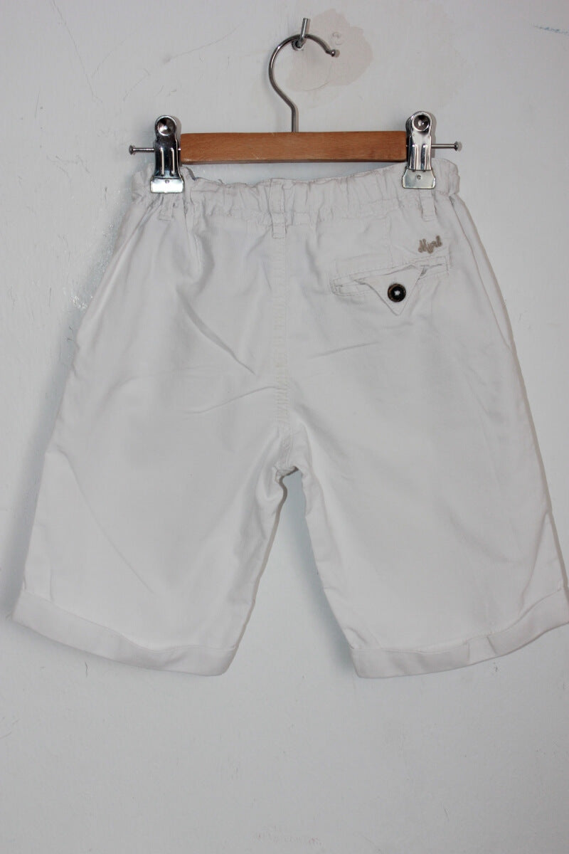 tweedehands katoenen witte korte broek in maat 110 voor een jongen van mayoral