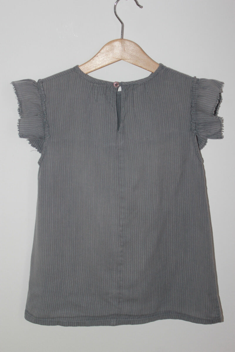 tweedehands katoenen grijze gestreepte zomerse blouse met korte mouwen en volants van Merveilles in maat 122