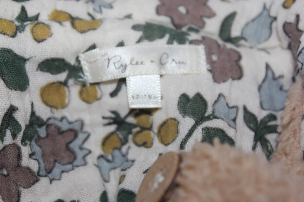 tweedehands beige fake fur jas met gebloemde voering en capuchon in maat 80 voor een baby meisje van rylee + cru