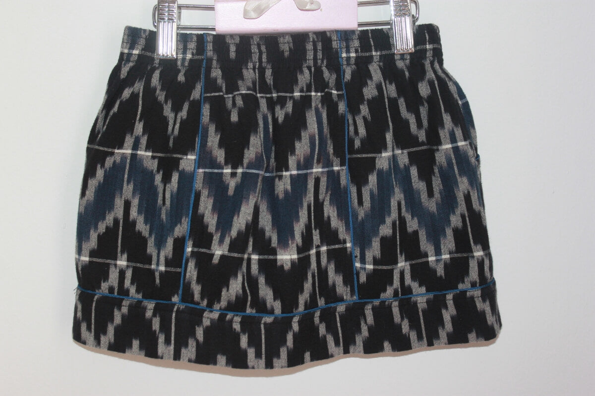 tweedehands zwart met grijs en blauwe rok van soeur in maat 134