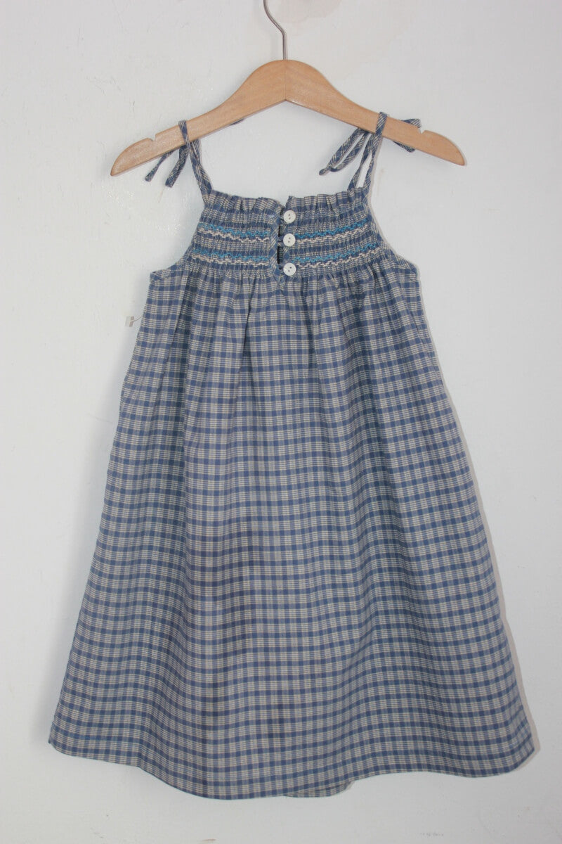 tweedehands katoenen zomerse geruite en gesmockte jurk met schouderbandjes in maat 128 van stay little