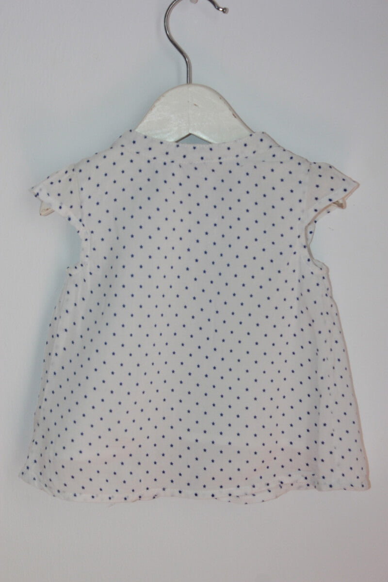tweedehands ecru blouse met blauwe sterretjes en korte mouwen in maat 62 voor een baby meisje van tao