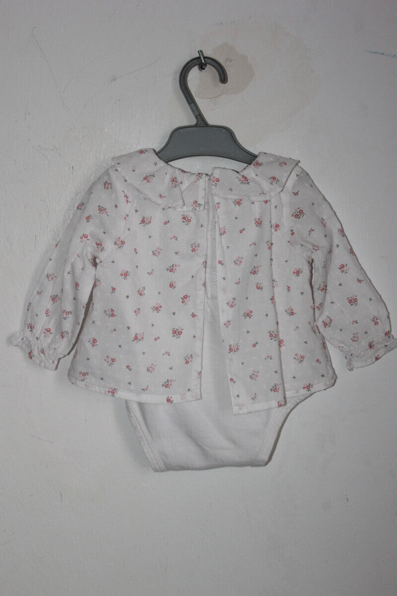 Tweedehands katoenen wit-roze gebloemde blouse met lange mouwen, volantkraagje en geintegreerde romper van tex in maat 62