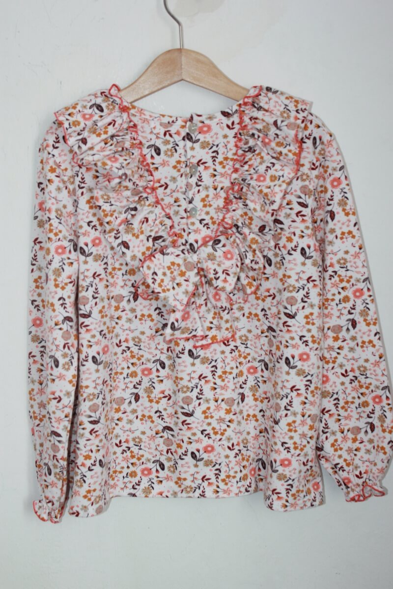 tweedehands gebloemde blouse in multicolour met lange mouwen en een volant, maat 128 voor een meisje van Tris Tras