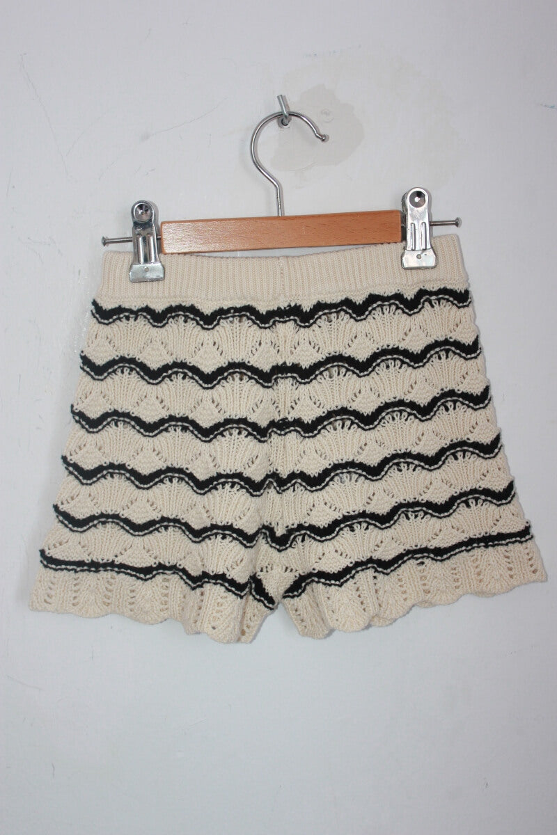 Tweedehands creme met zwarte gebreide korte broek in maat 116 voor een meisje van zara