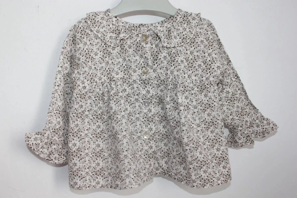 tweedehands katoenen creme en taupe gebloemde blouse met lange mouwen en volantkraagje van bonton in maat 62 voor een baby meisje