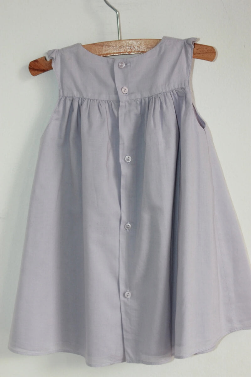 tweedehands katoenen zomerse mouwloze gesmockte lila jurk van jacadi in maat 86