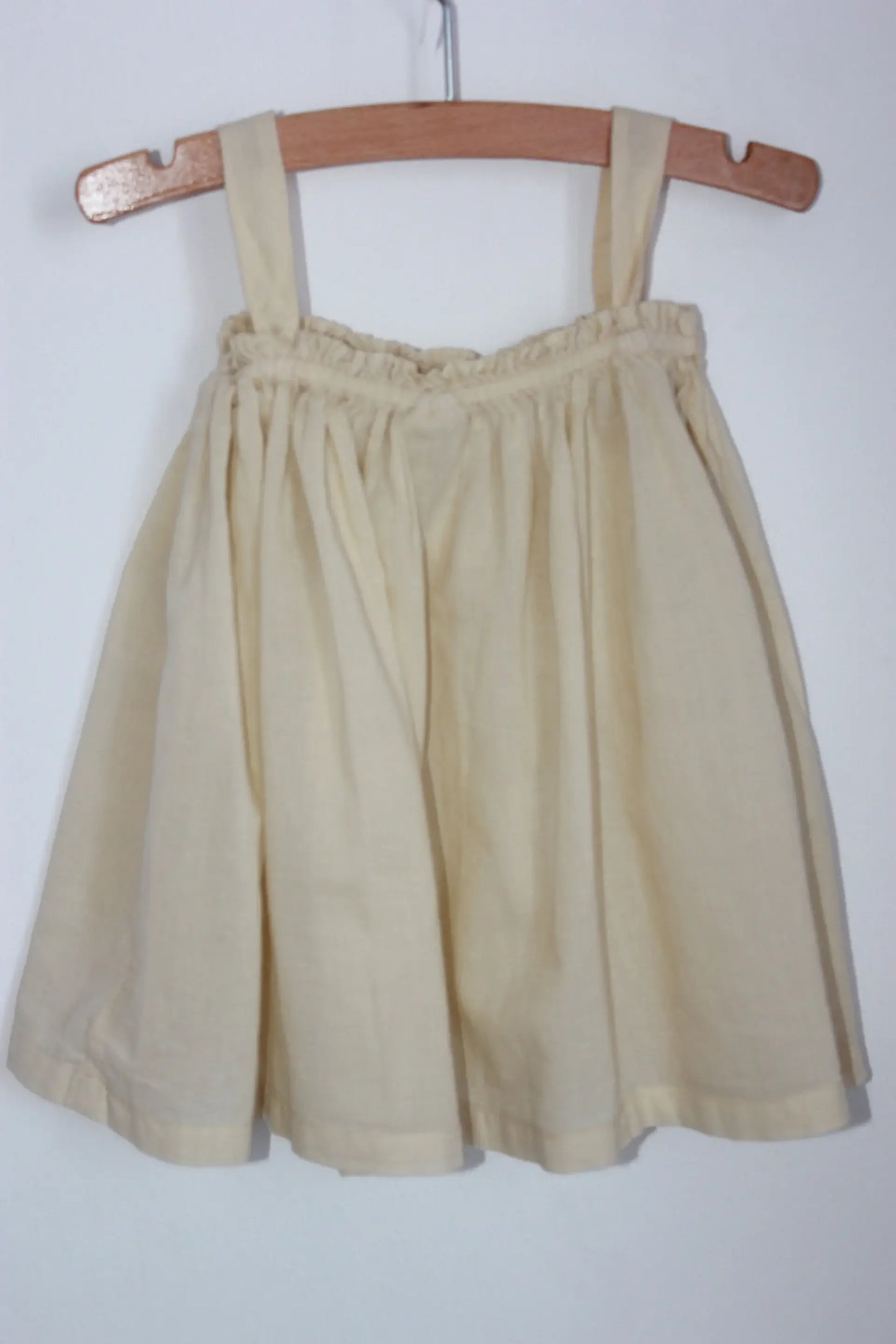 tweedehands katoenen zomerse cremegele, of lichtbeige, jurk met schouderbandjes van bonton in maat 68