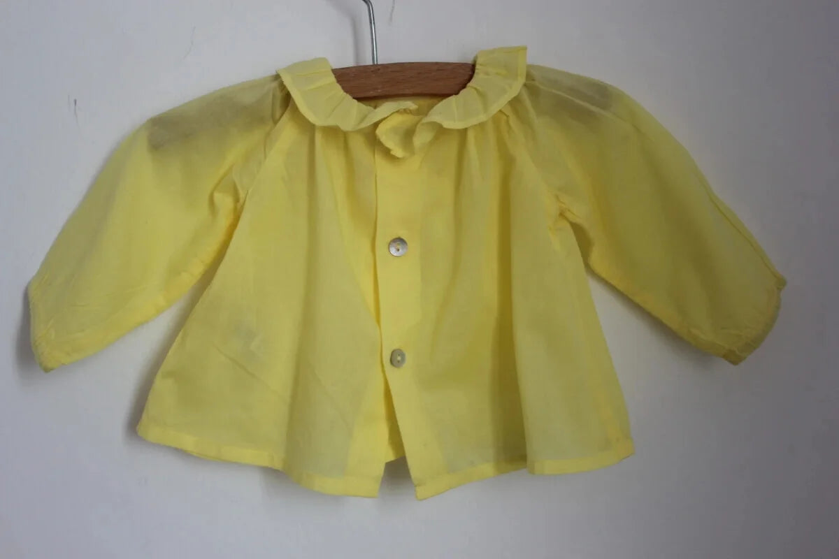 tweedehands katoenen gele blouse met volantkraagje en lange mouwen van bonton in maat 62