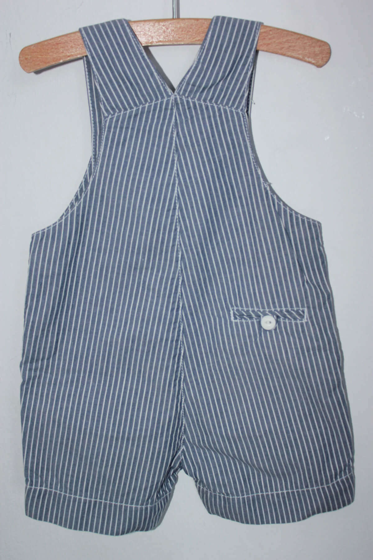 tweedehands katoenen zomerse grijsblauw met wit gestreepte korte salopette van jacadi in maat 68 voor een baby jongen