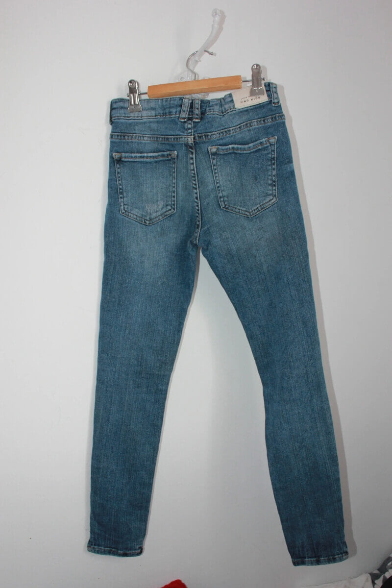 tweedehands-blauwe-jeans-scheuren-maat-140-mango