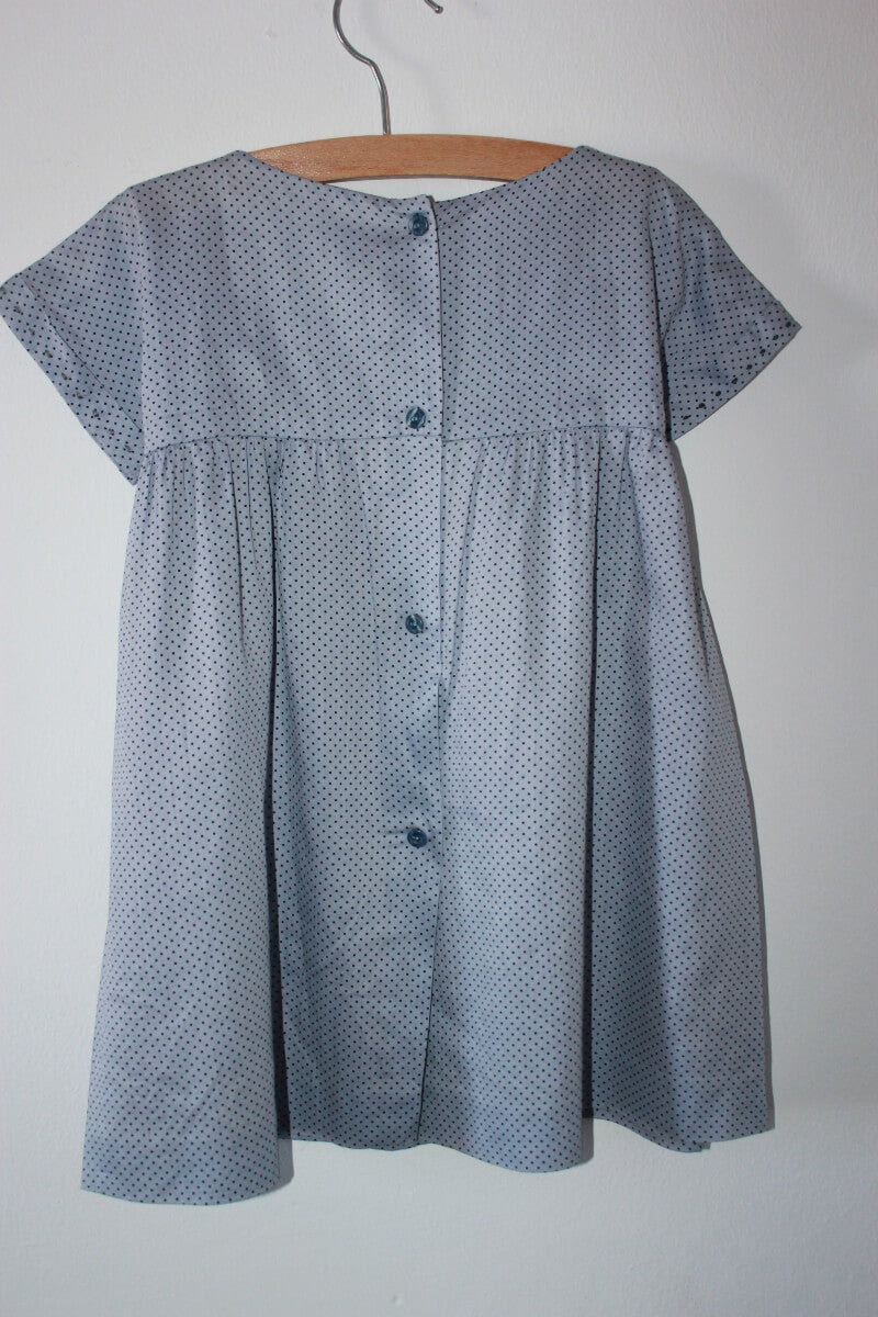 tweedehands-grijsblauwe-jurk-korte-mouwen-stippen-geborduurde-bloemen-maat-98-meisje-karpi