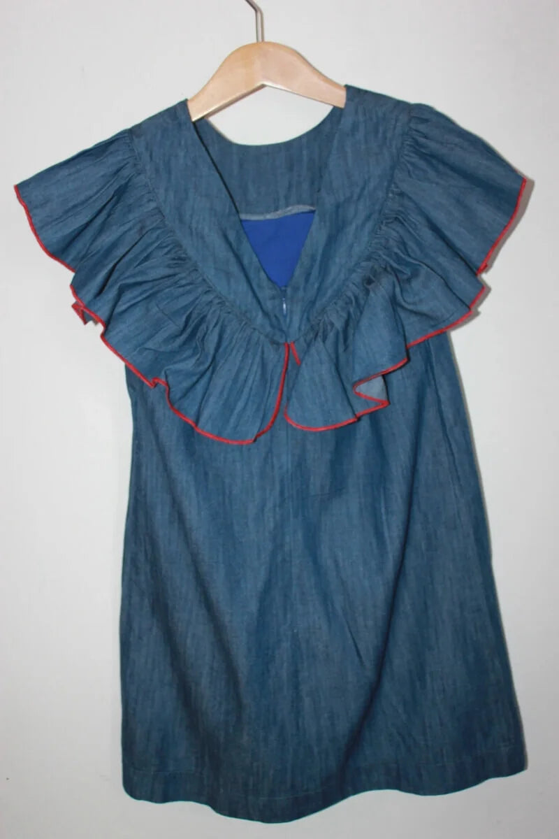 tweedehands-blauwe-jurk-volant-open-rug-maat-128-meisje-moodblue