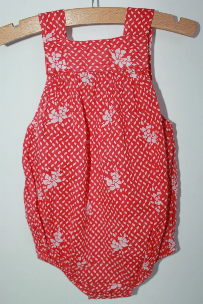 tweedehands-gebloemd-zomers-kort-pakje-schouderbandjes-maat-68-baby-spantajaparos