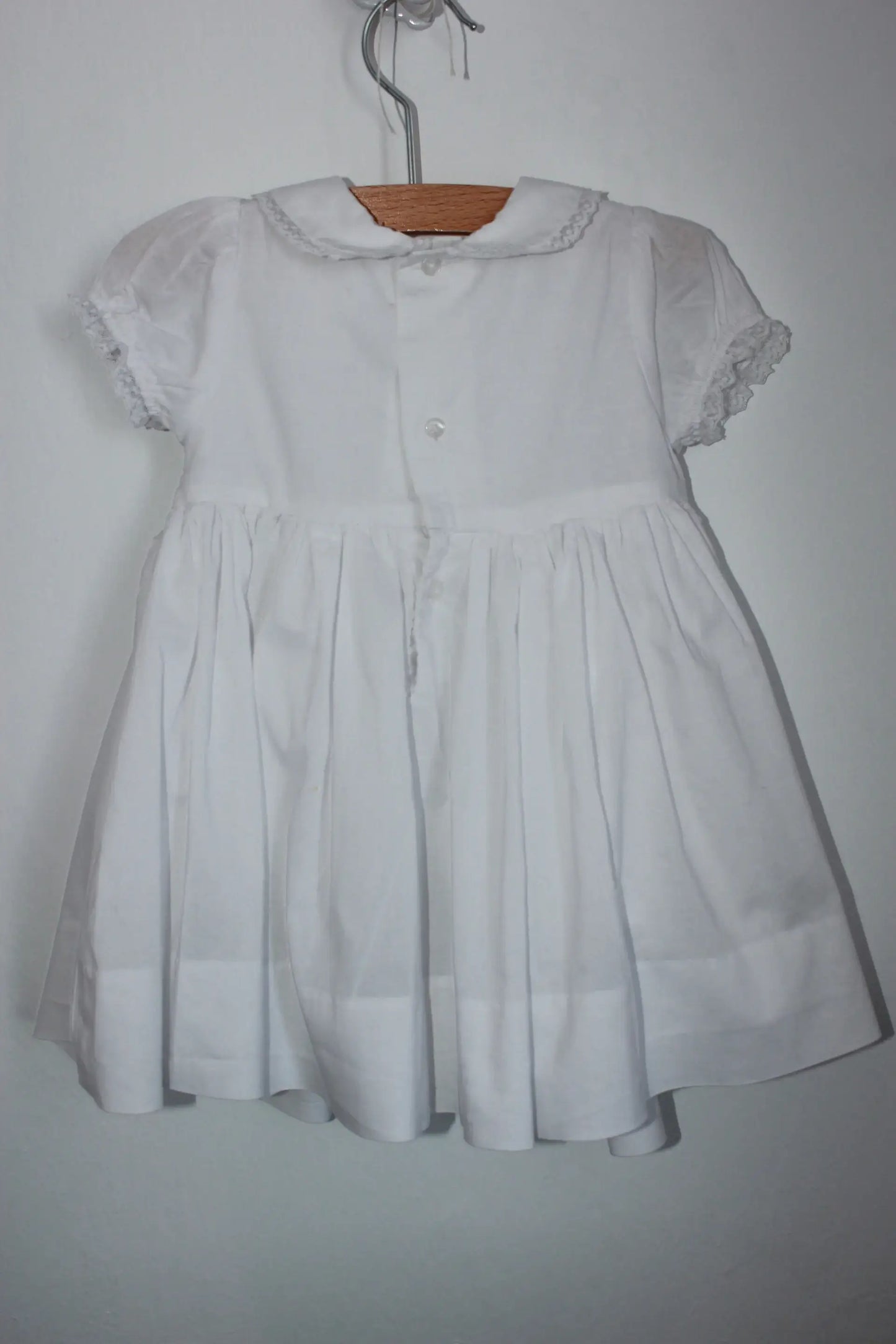 tweedehands-witte-gesmokte-zomerse-jurk-roze-bloemetjes-korte-mouwen-maat-74-baby-luxuries