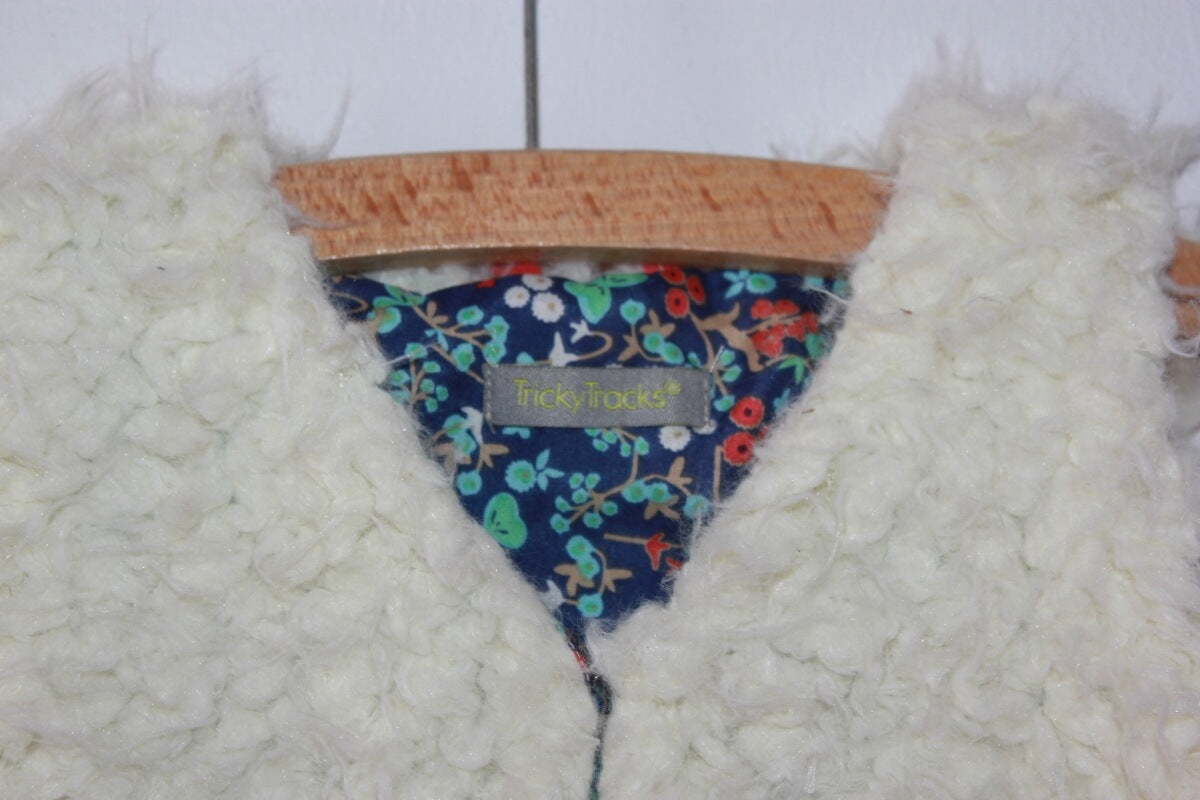 preloved ecru mouwloos sherpa vest in maat 80 voor een baby meisje van tricky tracks
