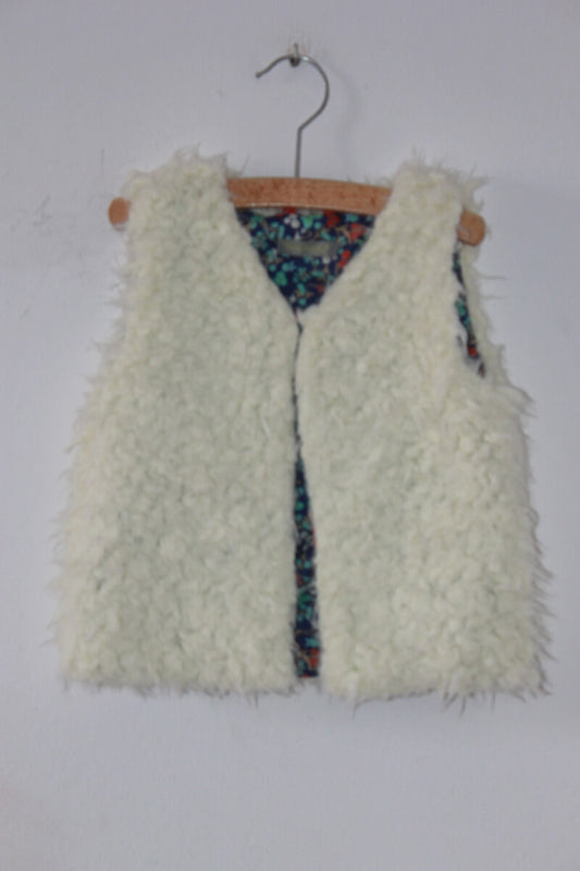 preloved ecru mouwloos sherpa vest in maat 80 voor een baby meisje van tricky tracks