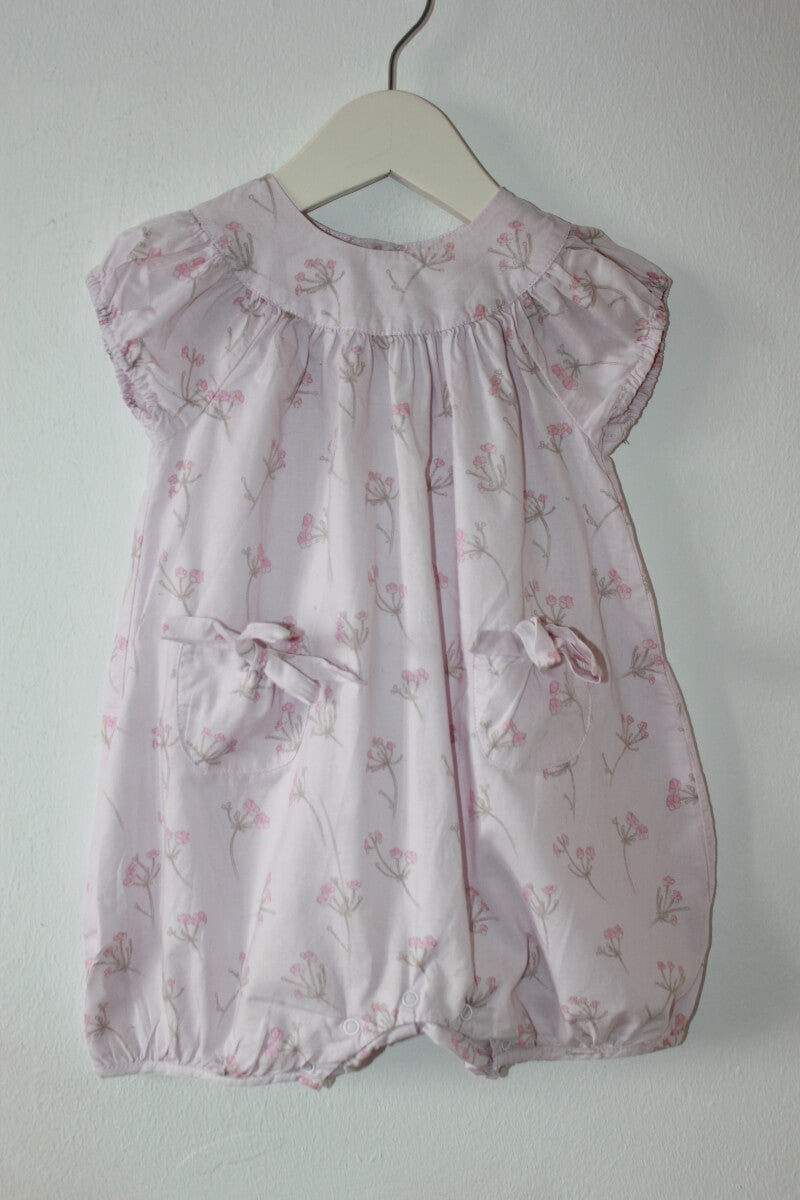 tweedehands katoenen gebloemde roze jumpsuit met korte mouwen in maat 68 voor een baby meisje van jacadi