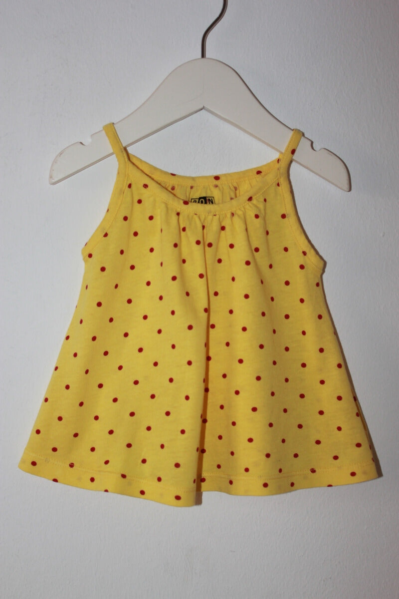 Preloved katoenen zomers korte gele mouwloze jurk met rode stippen en bijbehorende bloomer van bonton in maat 68